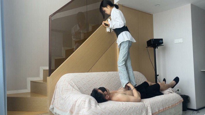 黑丝诱惑 | 甜品店收银员希雯脏鞋踩床全体重踩脸