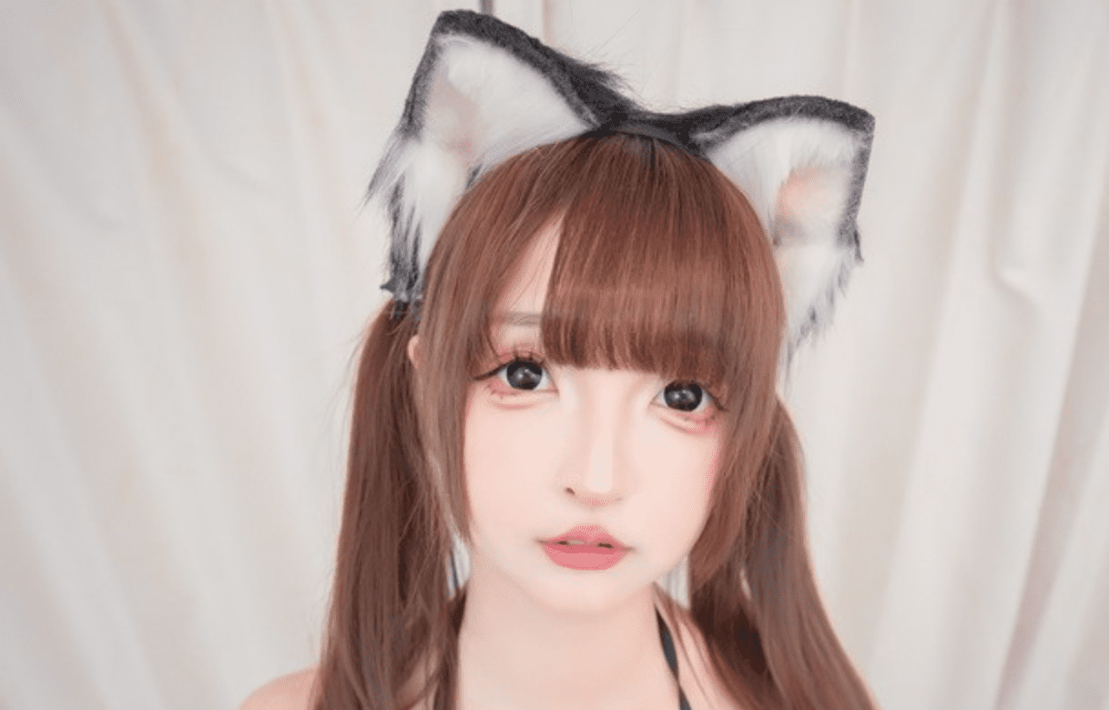 神楽坂真冬 |日本のキャットウーマンの黒いシルクのコスプレ