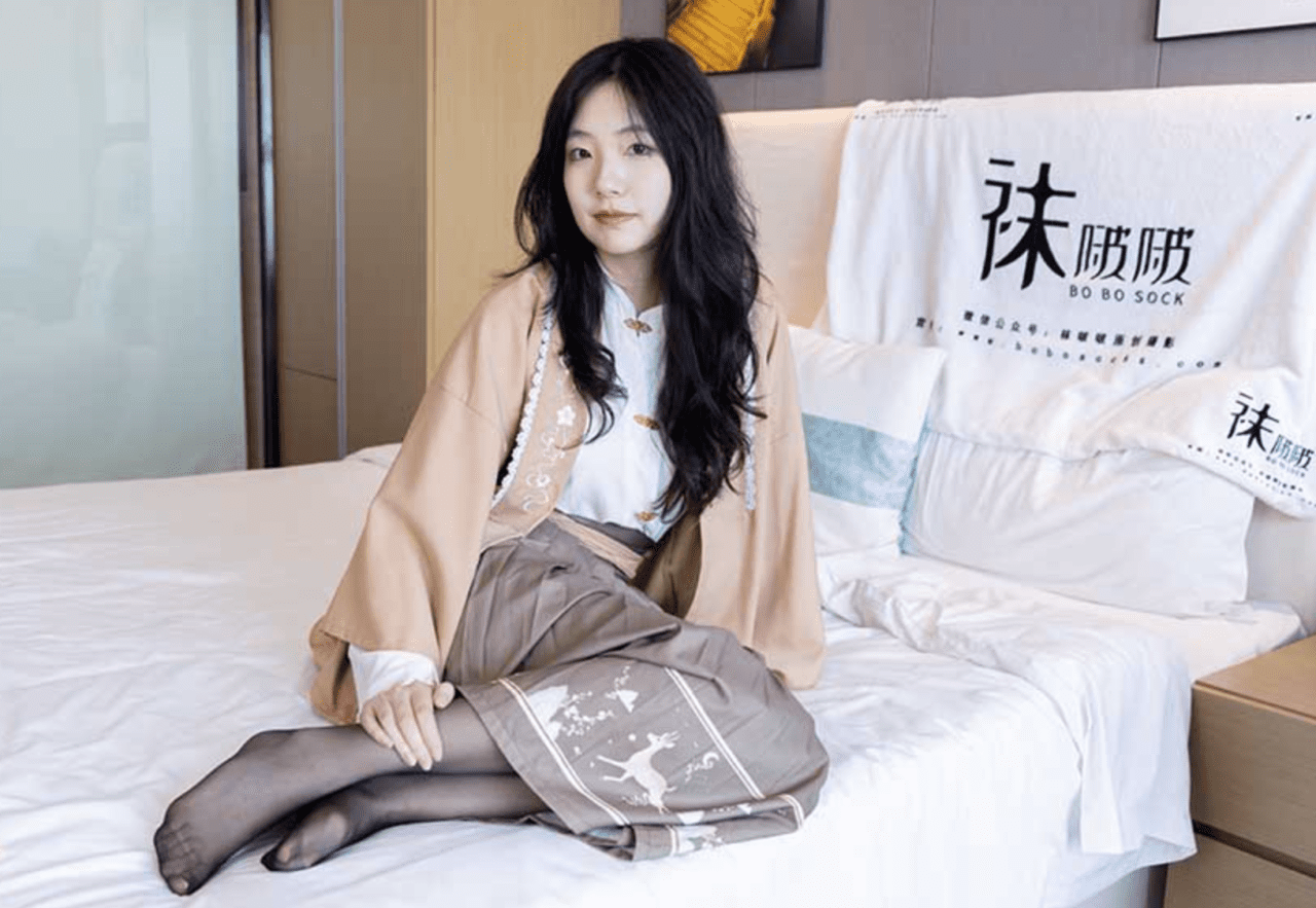 袜啵啵 387期 | 小甜豆的两双高跟鞋、黑丝、肉丝(带视频)