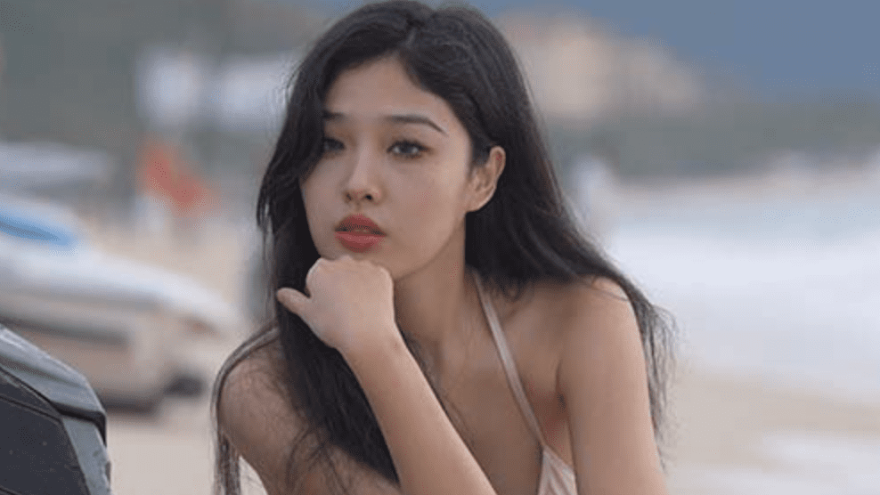 一始街拍作品 | 海边的金色比基尼人字拖之流沙