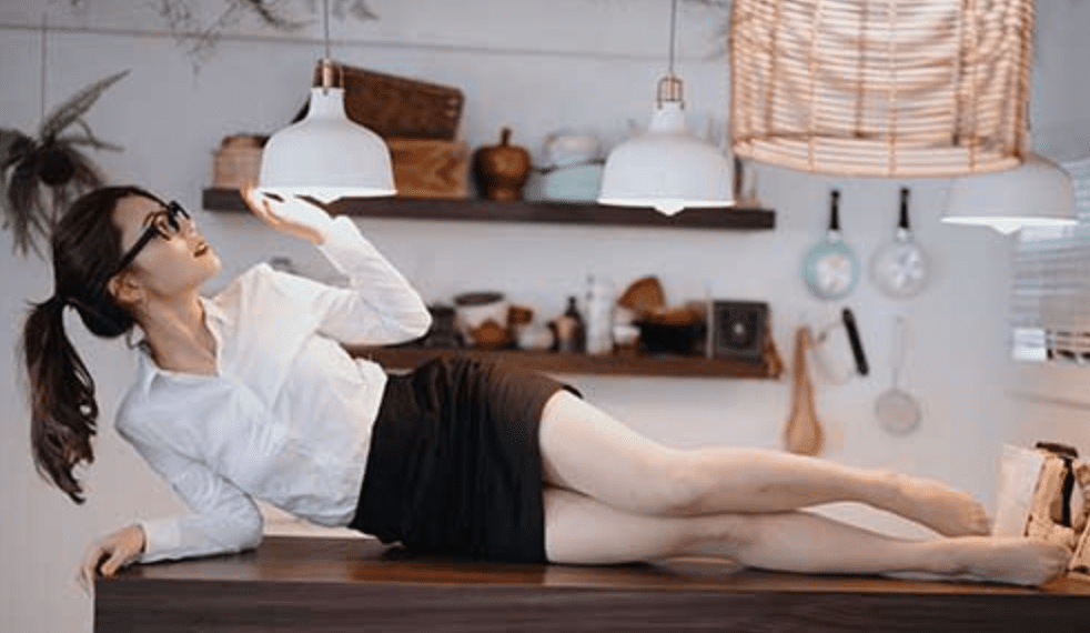 筱筱 | 长腿美模OL餐桌上的丝袜腿