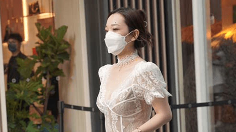 魔镜街拍 | 白色纱裙高跟凉拖