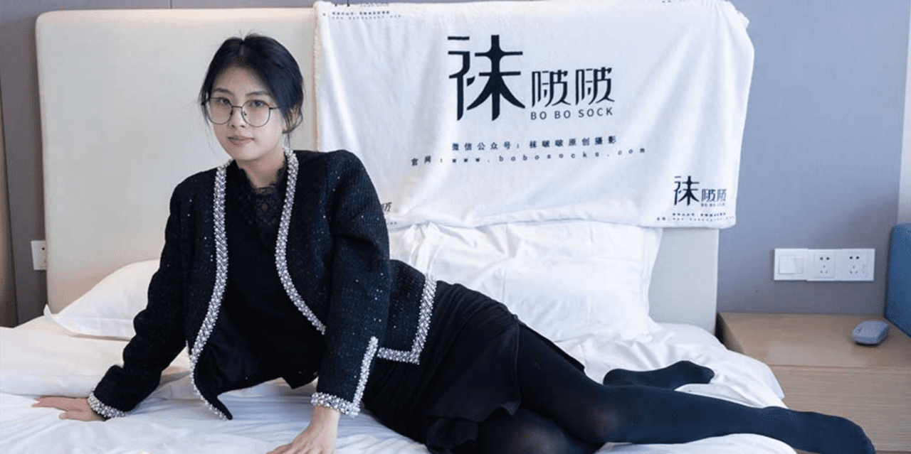 袜啵啵 378期 | 奶油的短靴、运动鞋、厚黑丝、厚灰丝(带视频)