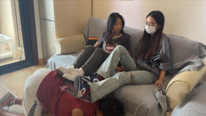 Wushuangsama | 白い靴下を履いた妹と子犬と遊ぶ