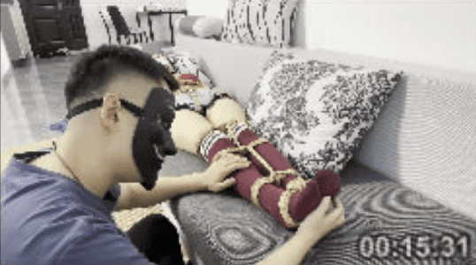 Yanjiang Original | Xiaoxiao was very interested and asked the rope master to tie her up and play with her.