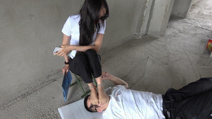 ランシーS変態社員は怠け者で、女上司に汚れた靴底を舐めさせられ、臭い足の匂いを嗅がされ、屈辱を受けた。