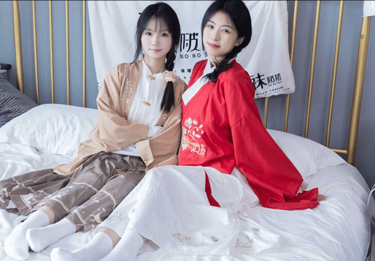 Wa Bobo 400th issue | Two pairs of high heels, white cotton socks, and flesh-colored silk stockings of Cream and Donut (with video)