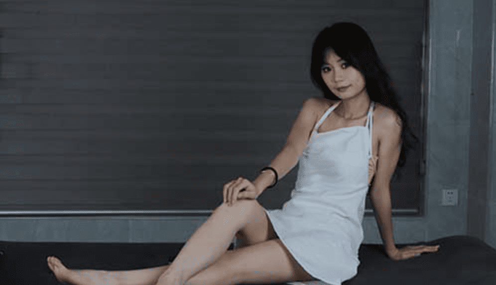 パーティ学生モデル撮影 |超美人モデルのシャオユウが背中が大きく開いたドレスを着て美脚を披露