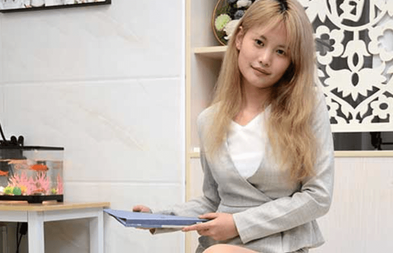 Early Summer Goddess | Yaoyao's stockings OL gets a taste of what it looks like in formal wear (with video)