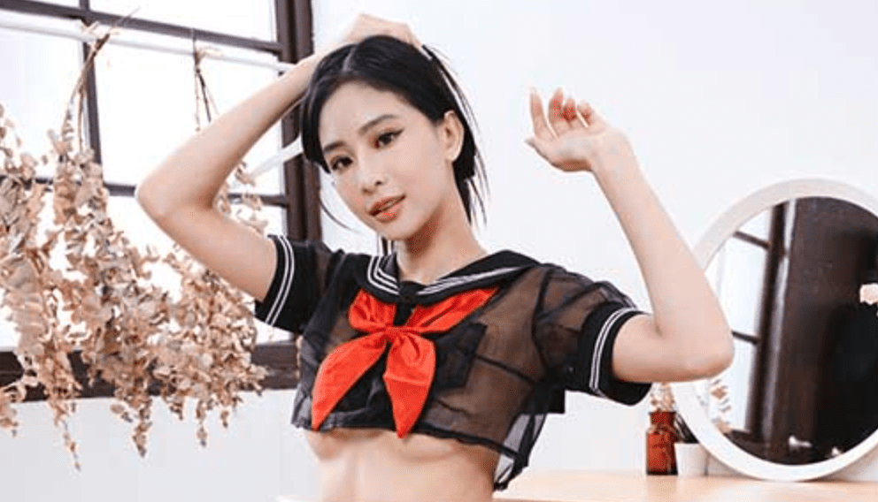 Jessie | 长腿美模学生透明黑色JK制服