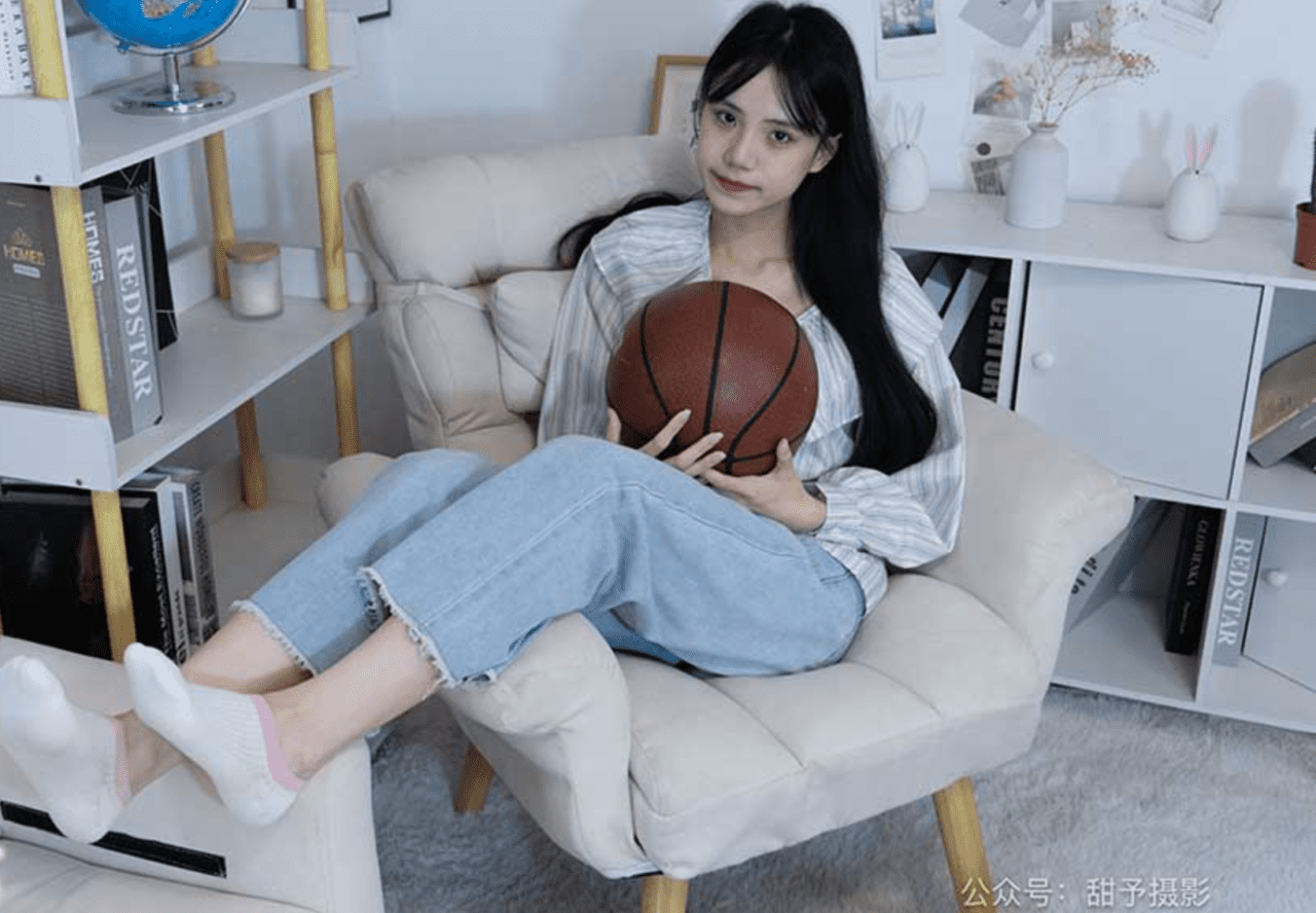 Tianyu Photography | Walnut's leather shoes, white cotton socks, bare feet (with video)