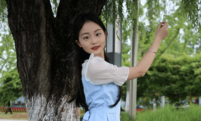 初夏女神 | 双双的丝袜凉鞋之绿树成荫(带视频)