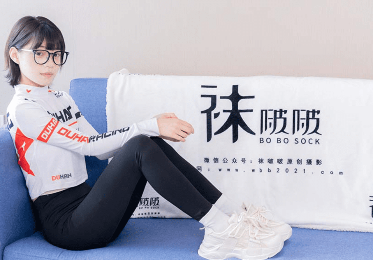 Wa Bo Bo 410th issue | Nuomi's sports shoes, white cotton socks, flesh-colored silk, and yoga pants lining (with video)