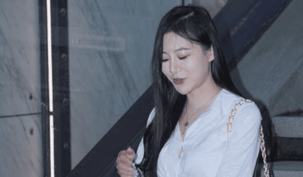 魔镜街拍 | 衬衫牛仔裙亮光丝袜