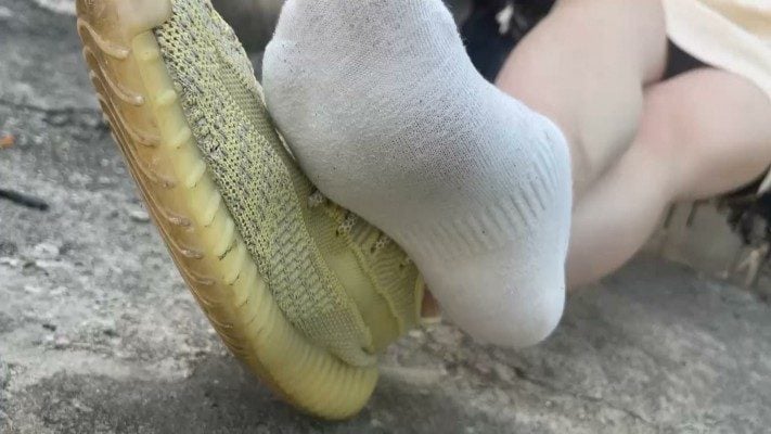 黑丝诱惑 | 晓俞室外原味椰子鞋踩食物语言羞辱