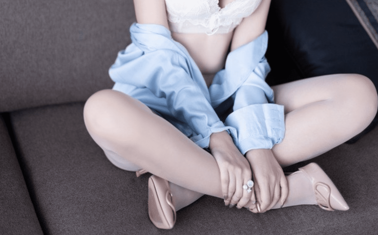 王馨瑶Yanni | 灰蓝色西裤配丝绸上衣