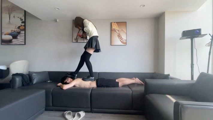 Black silk temptation | Xiaoxiong original black stockings and dirty shoes stepping on the bed and dog slave