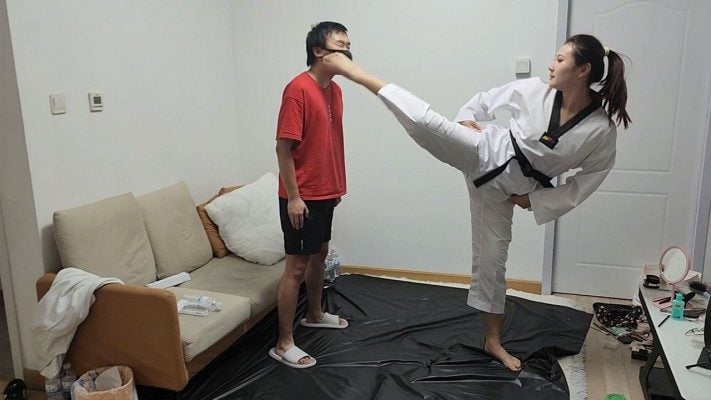 高兴儿 | 腿绞窒息奴和高女一起踢瘦小奴