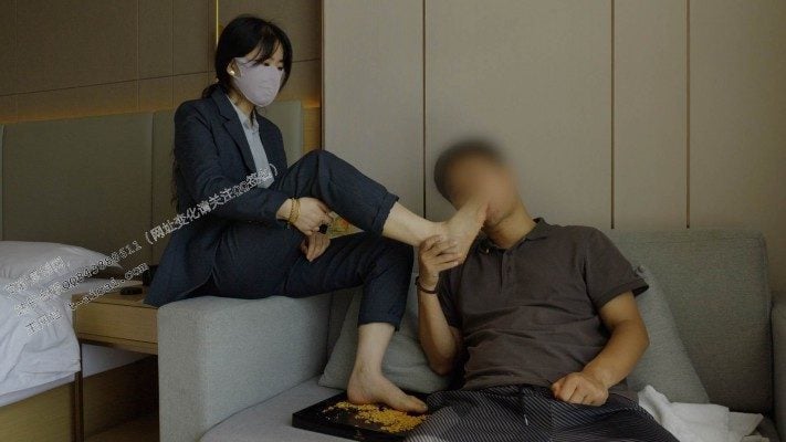 Style 5 | Teacher Hezi's human foot pad after class