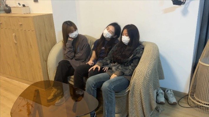 208 女子寮 |寮の3人が休暇中に犬の写真を撮った