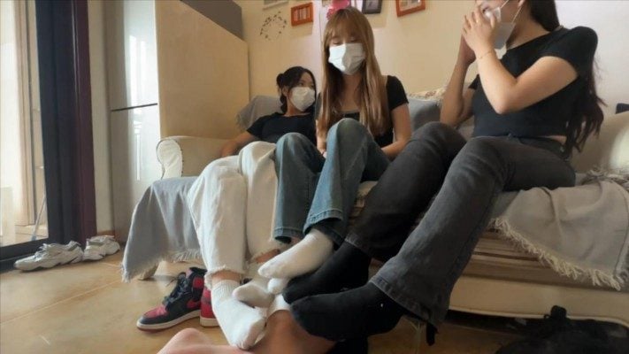 208少女宿舍 | 三人床上踩踏90斤瘦弟弟