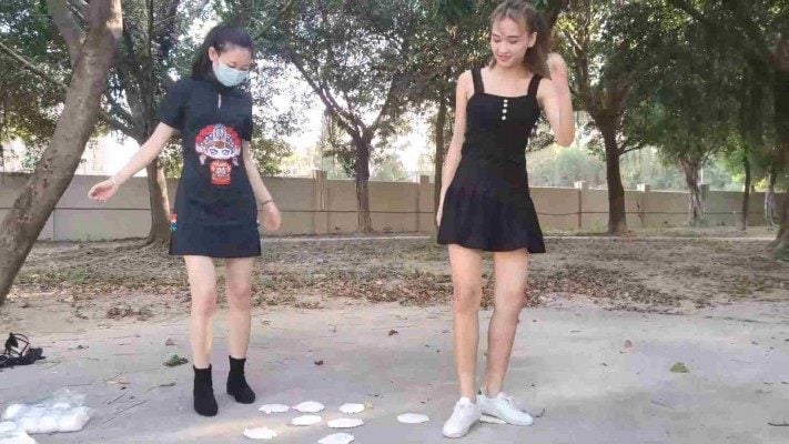 小鱼&梦梦 | 小白鞋户外爆踩馒头羞辱