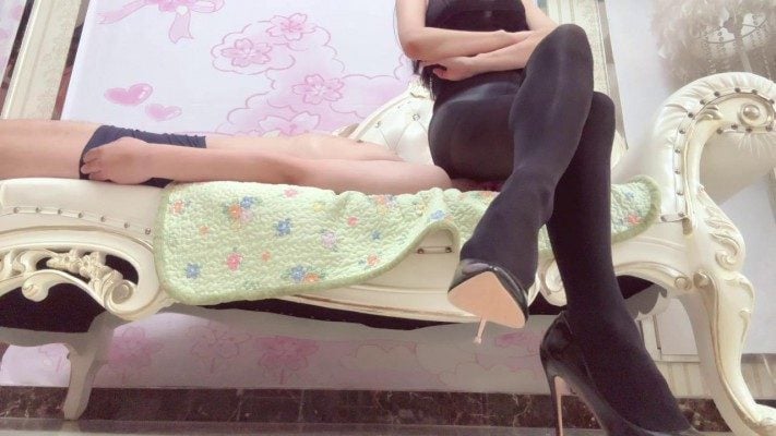 兔粉粉 | 油亮黑丝的窒息