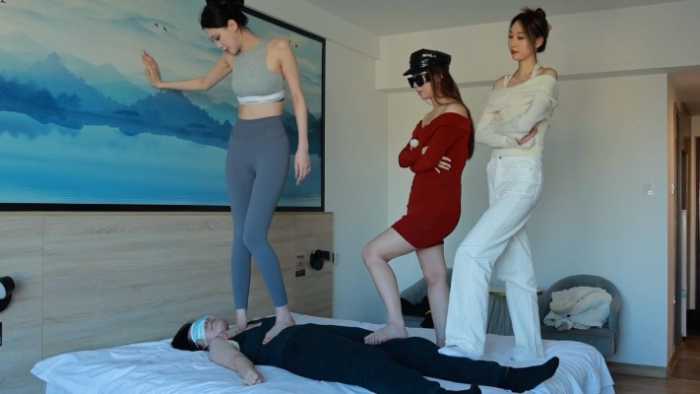 レズビアン｜3人の美しいカーモデルが女性Mを踏みつける