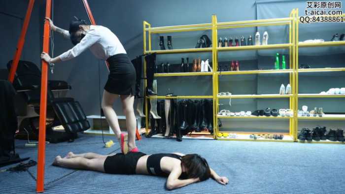 踏みつけ |ハイヒールで踏みつけられて泣いた後、女性Mはフラットシューズで踏みつけられた