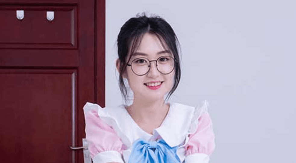 Fetish Media | Xiaomin's bare feet and white socks - Strawberry Cake (with video)