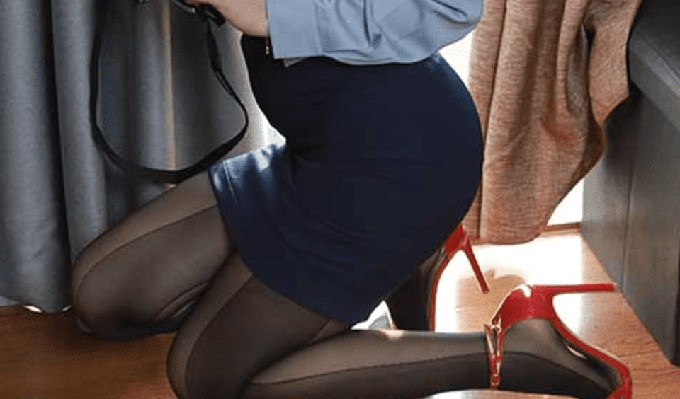 IESS异思趣向 | 丝享家系列之秋秋美女记者的黑丝袜
