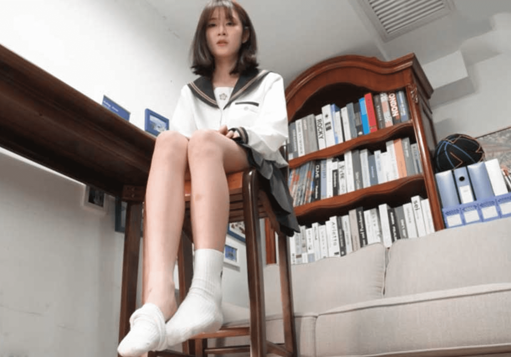A&F | Xiaoai非常可爱的女孩展示她的小脚
