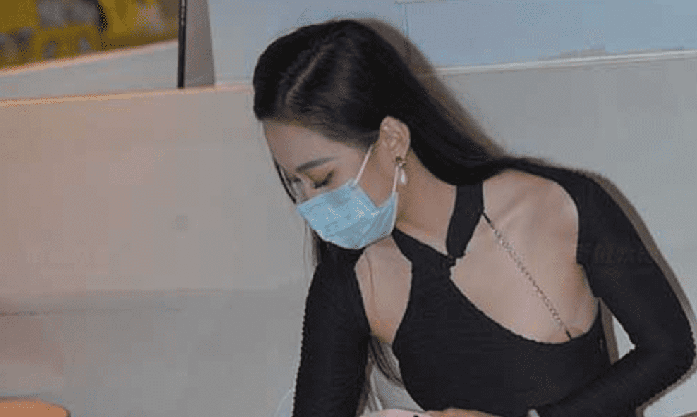 魔镜街拍 | 吊带黑丝包臀裙高跟鞋美女