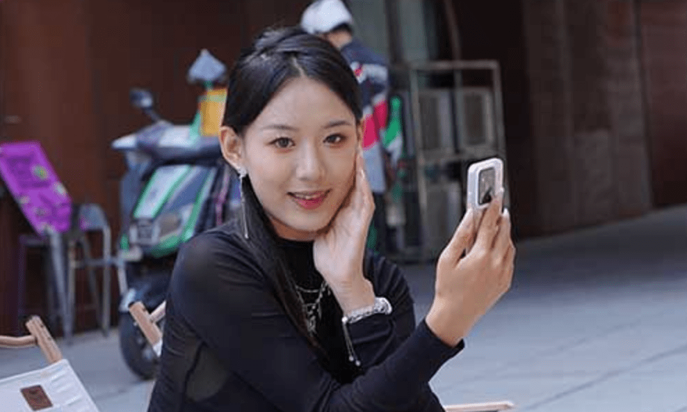 魔镜街拍 | 油亮黑丝皮裙美女街拍