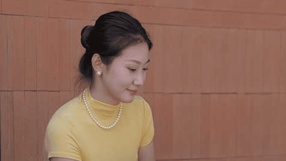 魔镜街拍 | 性感包臀裙美女裸足高跟