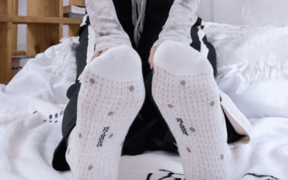 Tianyu Photography | Double sneakers, white cotton socks, bare feet (with video)