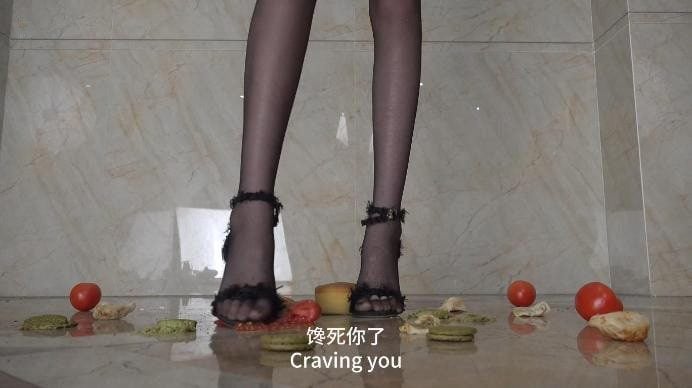 南国原创 | 雪儿女神黑丝高跟鞋踩踏食物