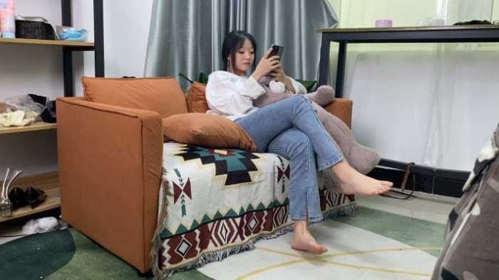 第5风格 |  00后酱一边玩手机一边被舔脚