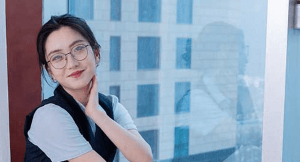 Wulian Media | Chuanchuan's flesh-colored stockings uniform flows endlessly (with video)