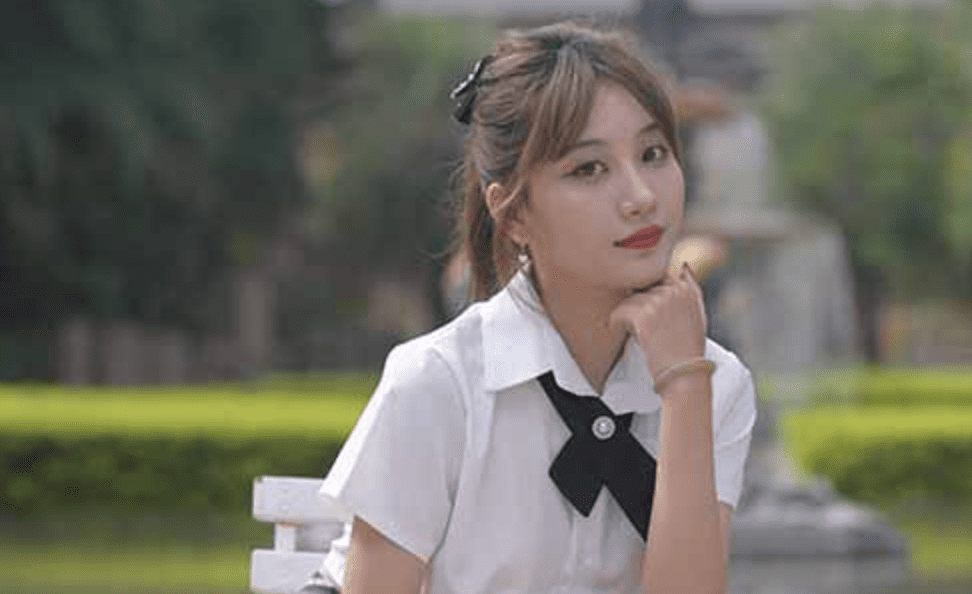魔镜街拍 | 格子包臀裙美女