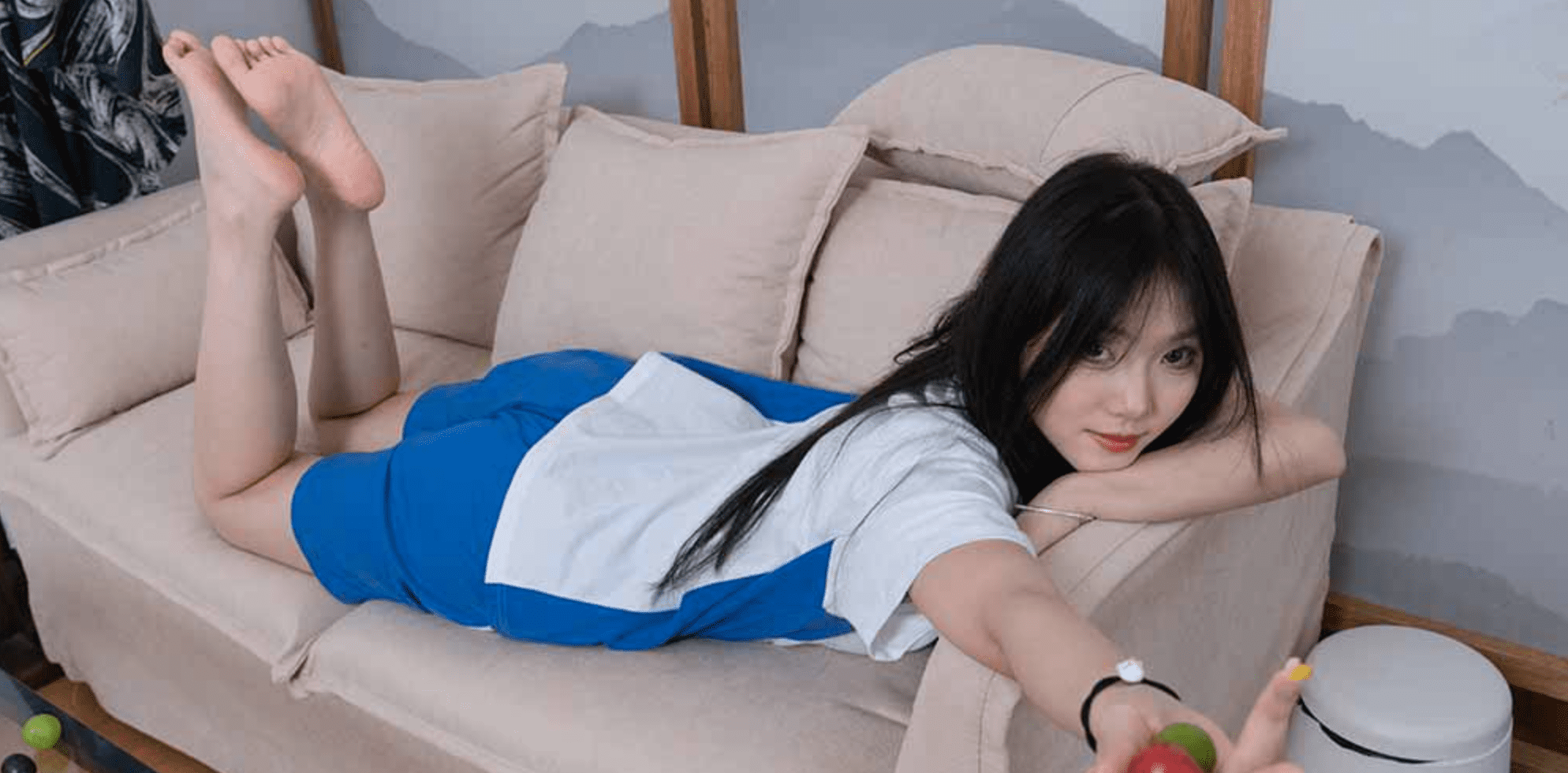甜予摄影 | 璇璇的校服、板鞋、裸足、光脚踩小西红柿葡萄的剧情(带视频)