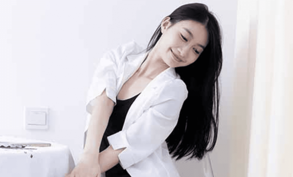 Wulian Media | Xiaoying's elegant moment with flesh-colored stockings and flat shoes (with video)