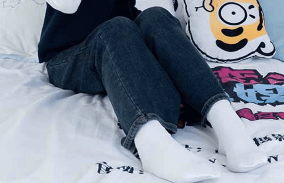 物恋传媒 | 小芙的白袜脚之飘落的枫叶(带视频)