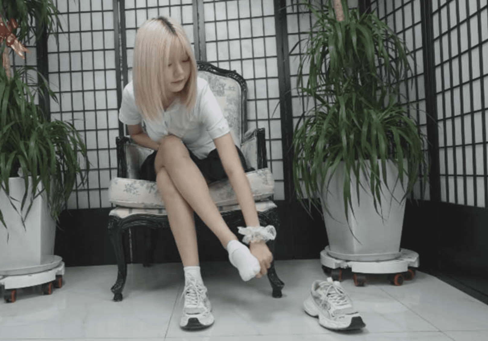 A&F视频 | yangqianqian百褶裙白棉袜展示她的可爱小脚