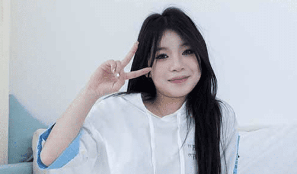 Wulian Media | Shiny white socks and feet holding your hand (with video)