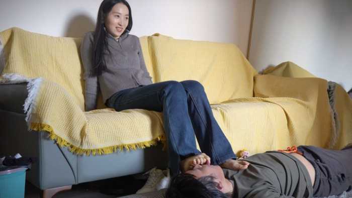 红颜榜 | 苗疆美女秦歌坐桌上无意识脚底扇脸和舌头