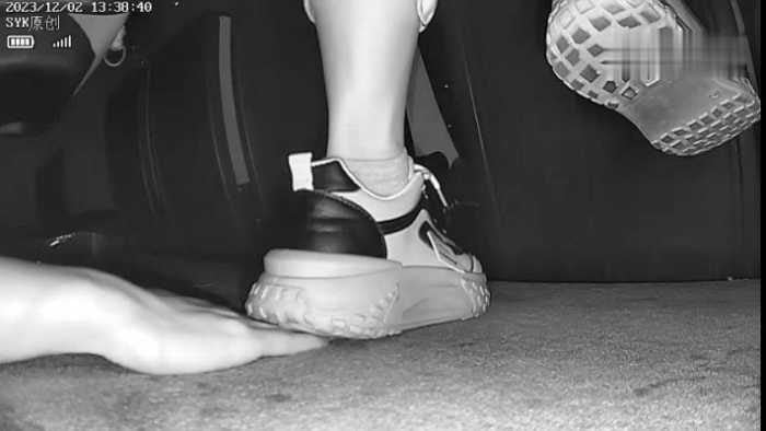 SYK 意識不明 |厚底の白い靴が手を踏んで手に触れているのが気になった