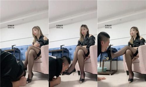 Teacher Yiyi | Sitting on the face, legs twisted, suffocating, feeding saliva