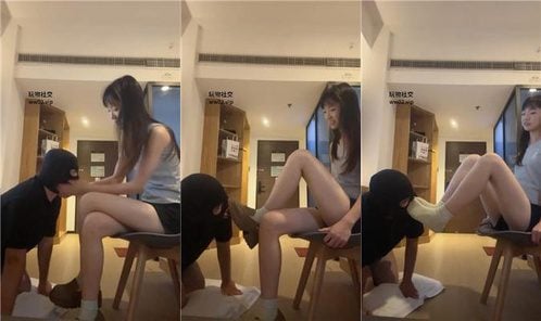 ルオシ汚れた靴や白い靴下を叩いたり舐めたり、汚れた床を掃除したり