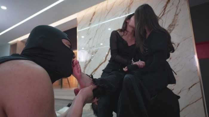 小鱼 | 另类题材女同接吻无视狗子痛苦挣扎 她满眼只有亲那个女孩